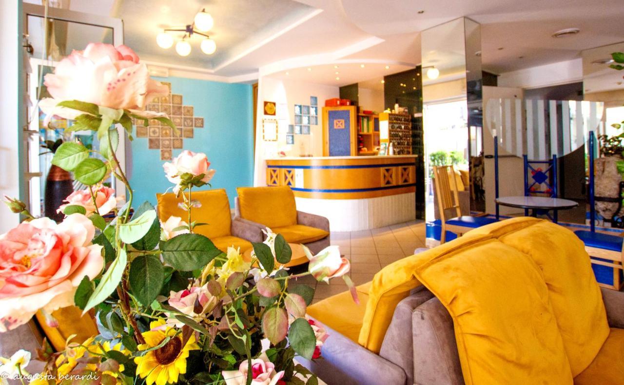 מיסאנו אדריאטיקו Hotel Adria B&B - Colazione Fino Alle 12 מראה חיצוני תמונה