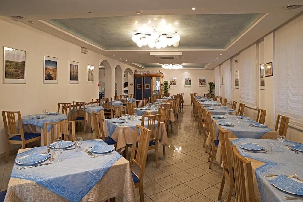 מיסאנו אדריאטיקו Hotel Adria B&B - Colazione Fino Alle 12 מראה חיצוני תמונה