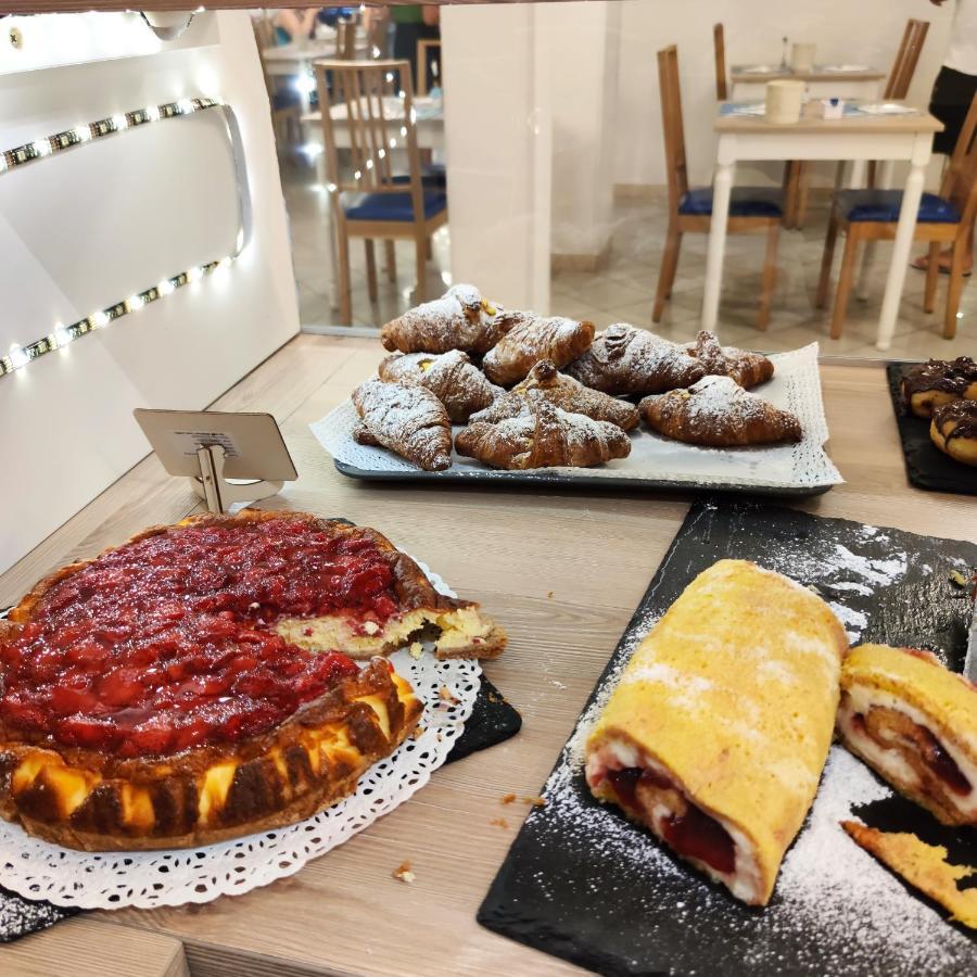מיסאנו אדריאטיקו Hotel Adria B&B - Colazione Fino Alle 12 מראה חיצוני תמונה